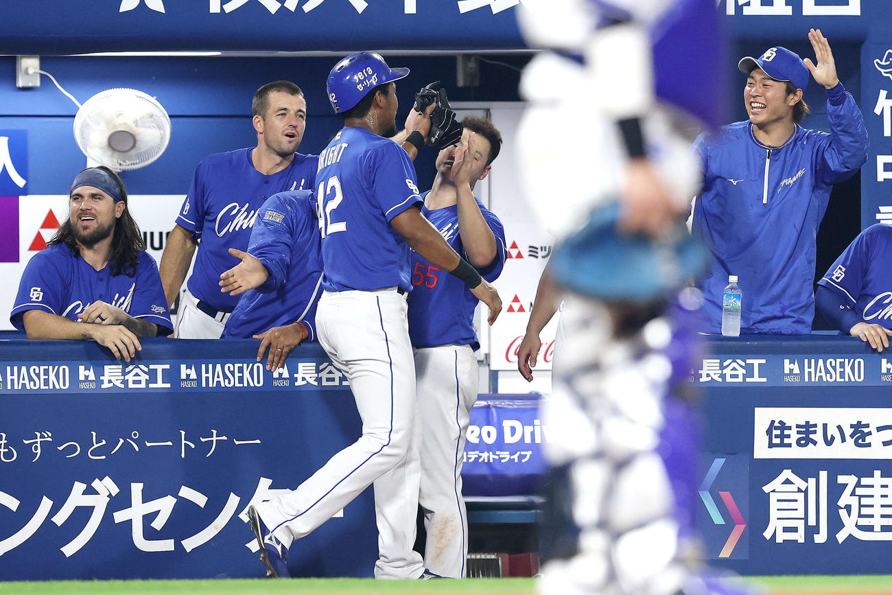 DeNA対中日　延長11回表中日1死二塁、加藤の適時打で生還するブライト（中央）を笑顔で迎える高橋宏（右）ら中日ナイン（撮影・河田真司）