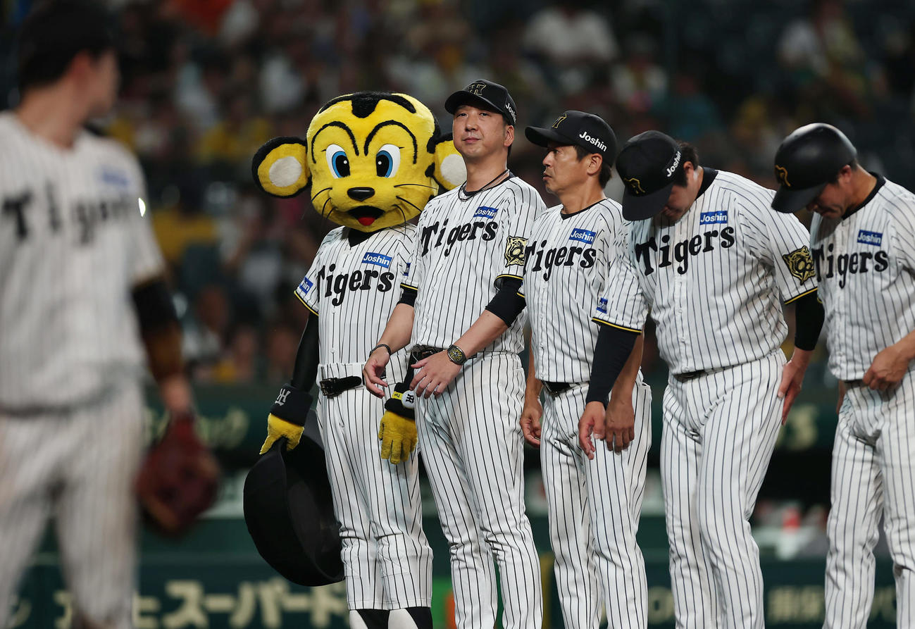 阪神対巨人　巨人に勝利し、スタンドのファンにあいさつする阪神藤川監督（中央）ら（撮影・前田充）