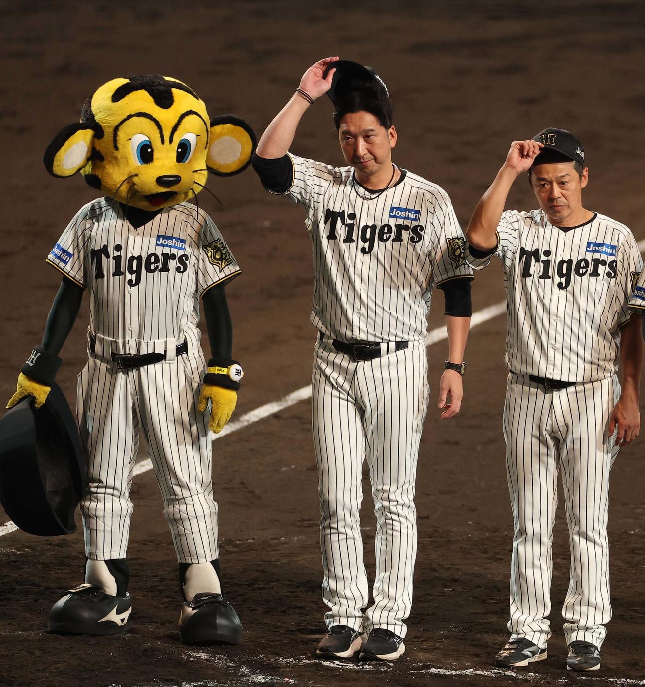 阪神対巨人　巨人に勝利した藤川監督（中央）はファンにあいさつをする（撮影・上田博志）
