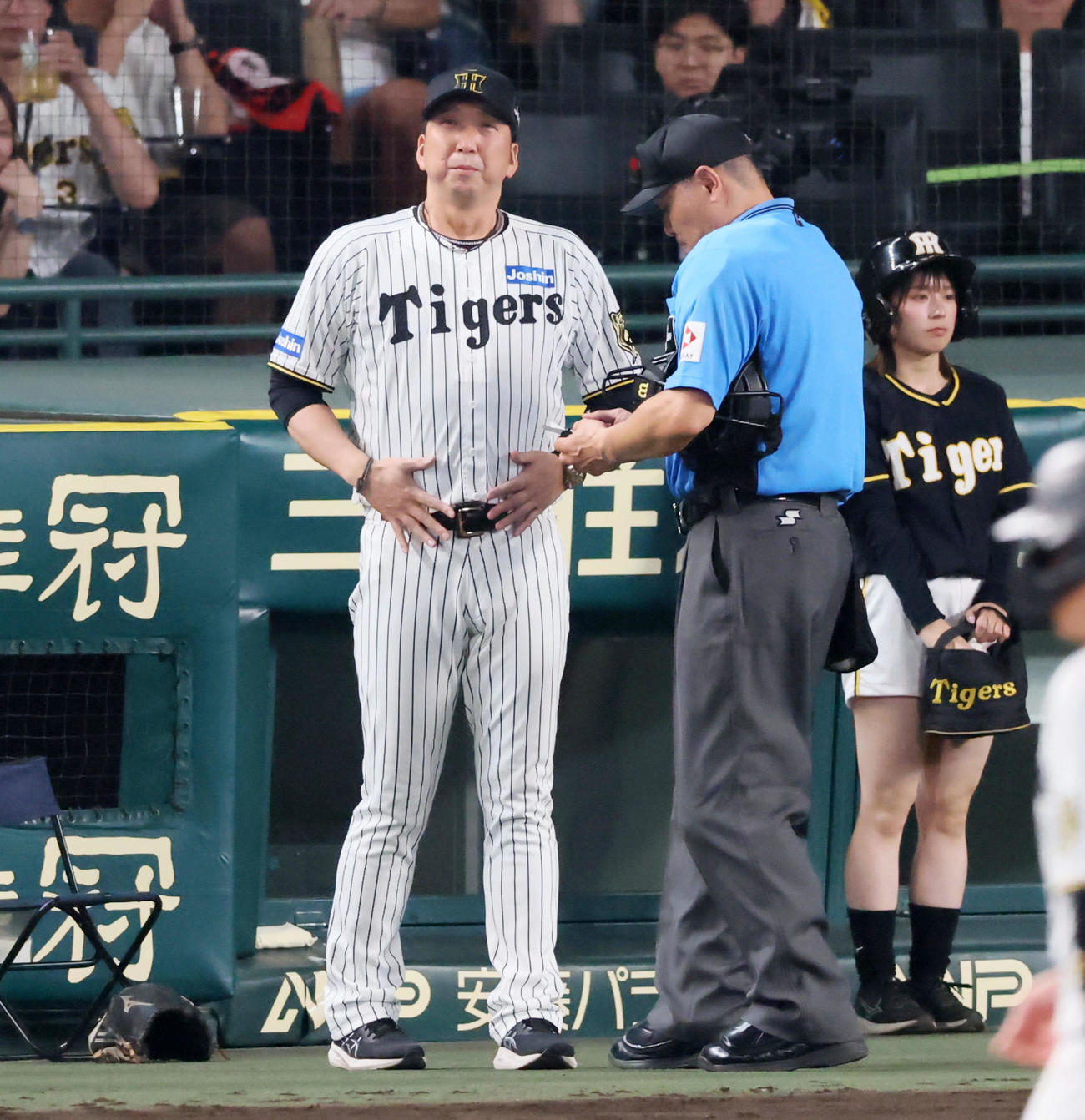 阪神対巨人　8回裏を終え選手交代を告げる阪神藤川監督（撮影・加藤哉）