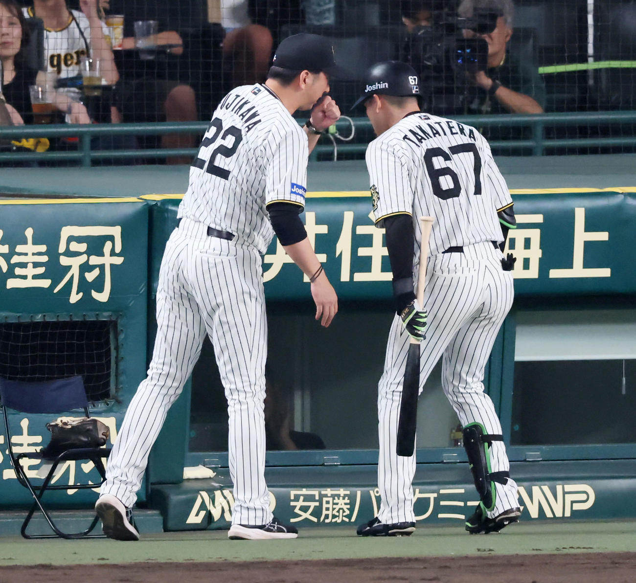 阪神対巨人　6回裏阪神無死一塁、代打高寺（右）の耳もとでささやく藤川監督（撮影・加藤哉）