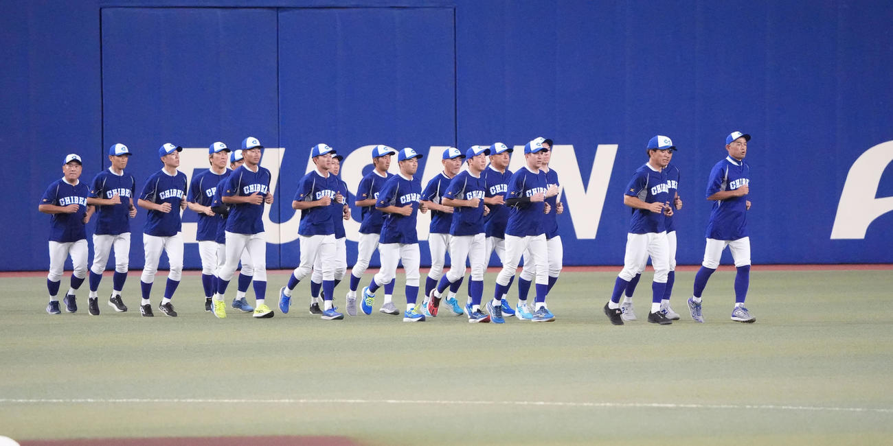 高校野球女子選抜対イチロー選抜　試合前、イチロー氏（右）を先頭にランニングをするイチロー選抜KOBE CHIBENメンバー（撮影・森本幸一）