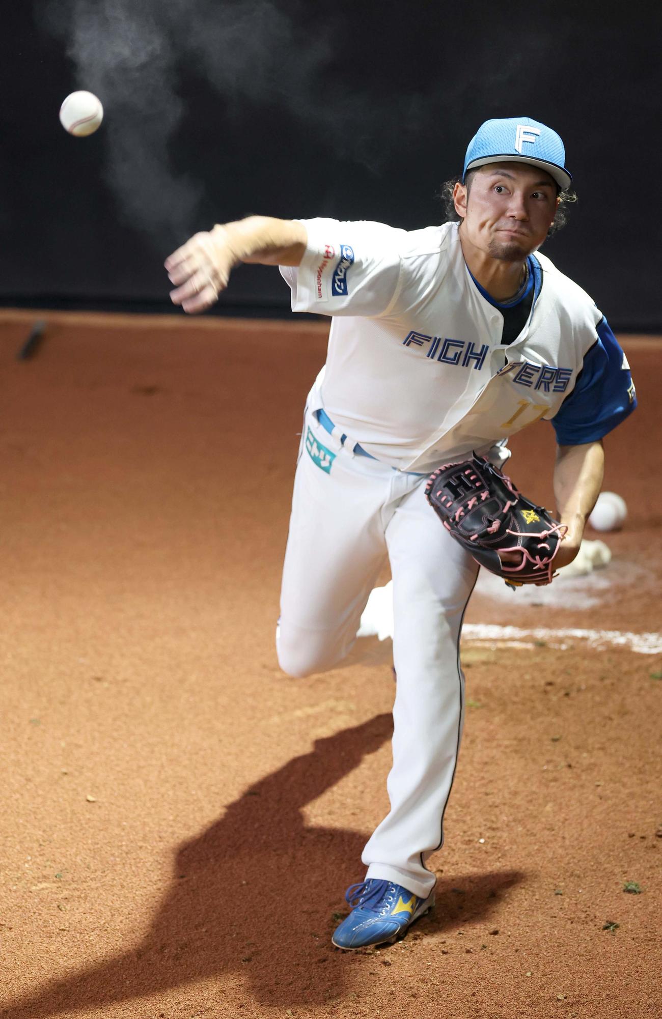 日本ハム対楽天　ブルペンで投球する伊藤大海（撮影・黒川智章）