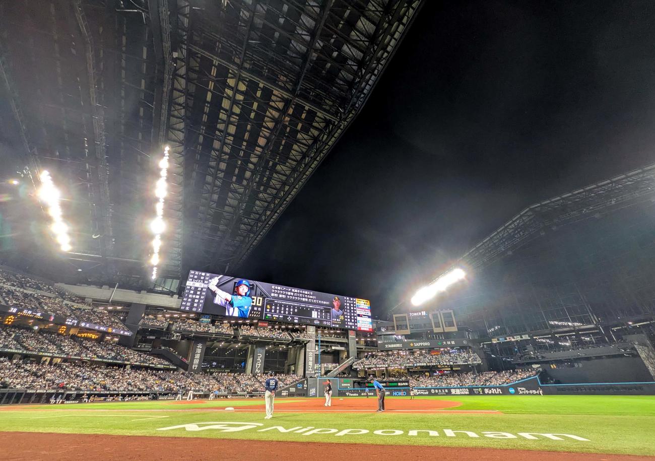 エスコンフィールド北海道の屋根を開けて行われた試合（2025年7月30日撮影）