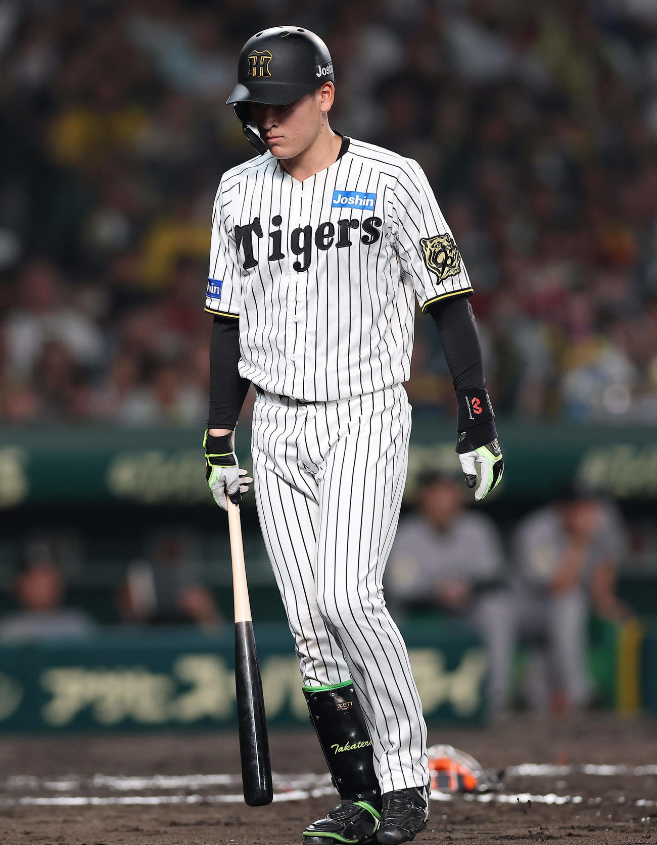 6回裏阪神無死一塁、バントを打ち上げ、投飛に倒れた高寺（撮影・前田充）