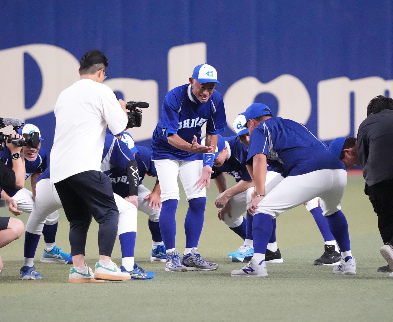 高校野球女子選抜対イチロー選抜　試合前、イチロー氏（中央）はナインと共に声出しをする（撮影・森本幸一）