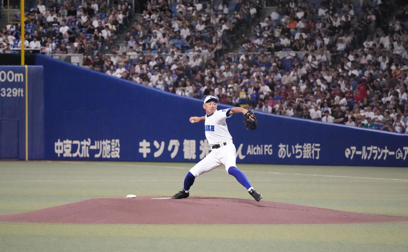 高校野球女子選抜対イチロー選抜　1回表、登板するイチロー選抜先発のイチロー氏（撮影・森本幸一）
