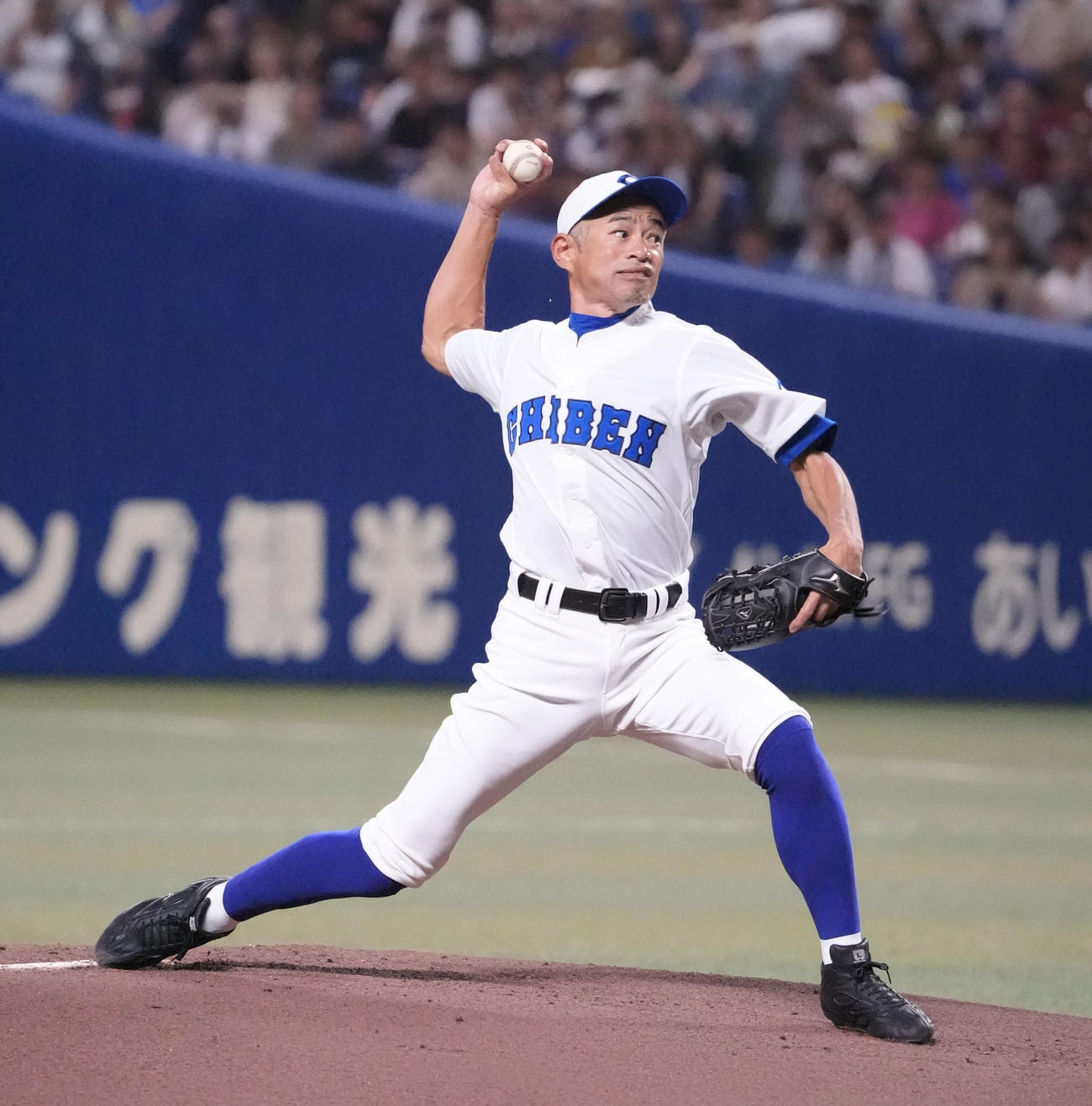 高校野球女子選抜対イチロー選抜　1回表、登板するイチロー選抜先発のイチロー氏（撮影・森本幸一）
