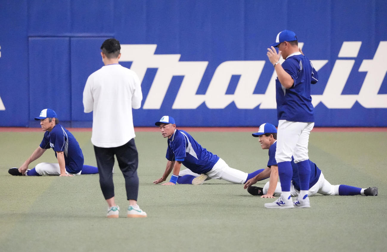 高校野球女子選抜対イチロー選抜　試合前、ストレッチをする左から松井秀喜氏、一人おいてイチロー氏、松井稼頭央氏、松坂大輔氏（撮影・森本幸一）