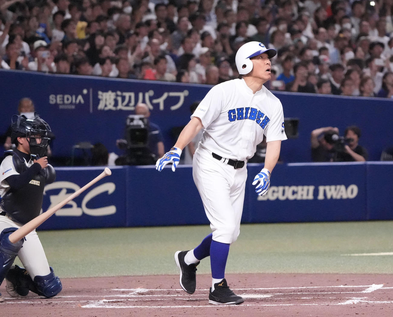 高校野球女子選抜対イチロー選抜　3回裏イチロー選抜2死一、二塁、右越え3点本塁打を放つ松井秀喜氏（撮影・森本幸一）