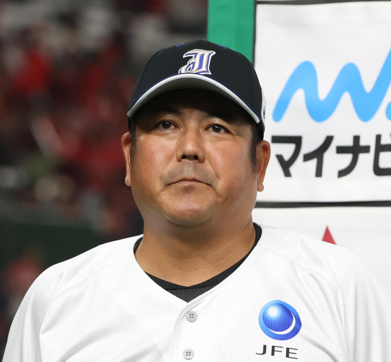 JFE西日本対ホンダ鈴鹿　勝利しインタビューを受けるJFE西日本・内田監督（撮影・柴田隆二）　　