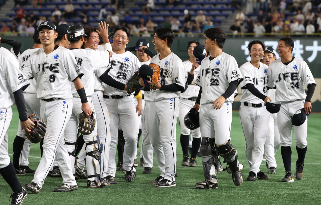 JFE西日本対ホンダ鈴鹿　勝利し喜ぶJFE西日本ナイン（撮影・柴田隆二）　　