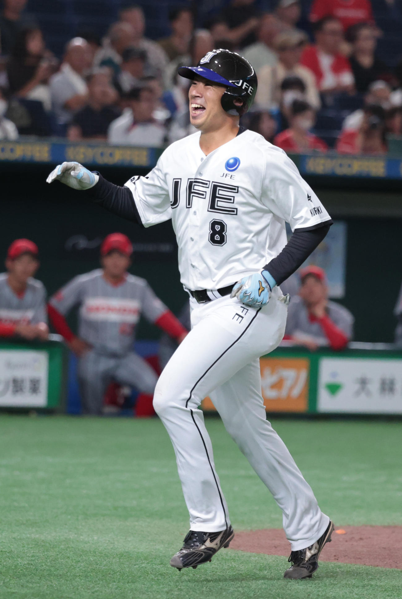 JFE西日本対ホンダ鈴鹿　8回表JFE西日本無死、篠原は左越えに本塁打を放つ（撮影・柴田隆二）　　