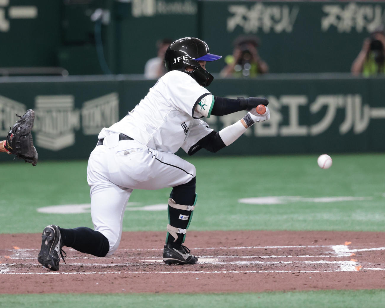JFE西日本対ホンダ鈴鹿　8回表JFE西日本無死一、三塁、永山はスクイズを決める（撮影・柴田隆二）　　
