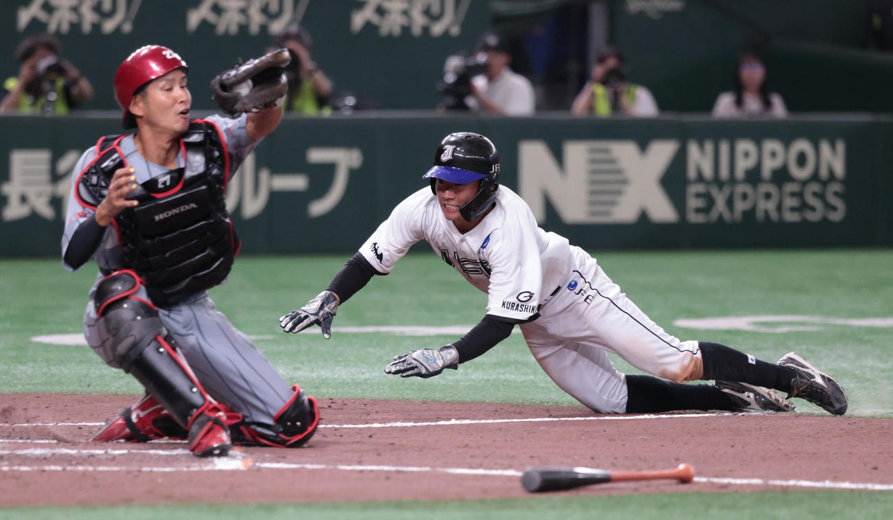JFE西日本対ホンダ鈴鹿　8回表JFE西日本無死一、三塁、永山のスクイズで三塁走者河内が生還する。捕手長（撮影・柴田隆二）　　