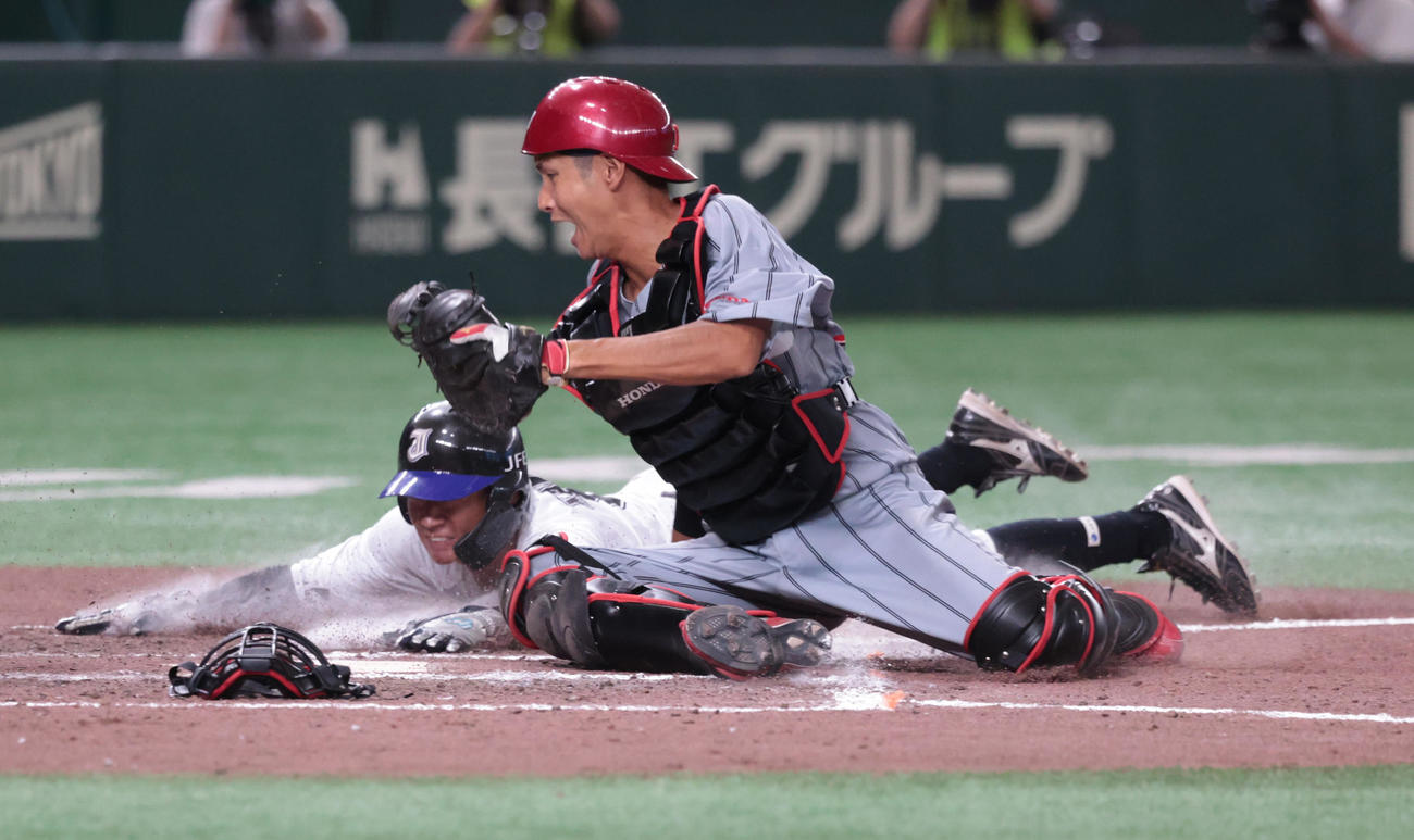 JFE西日本対ホンダ鈴鹿　8回表JFE西日本無死一、三塁、永山のスクイズで三塁走者河内が生還する。捕手長（撮影・柴田隆二）　　