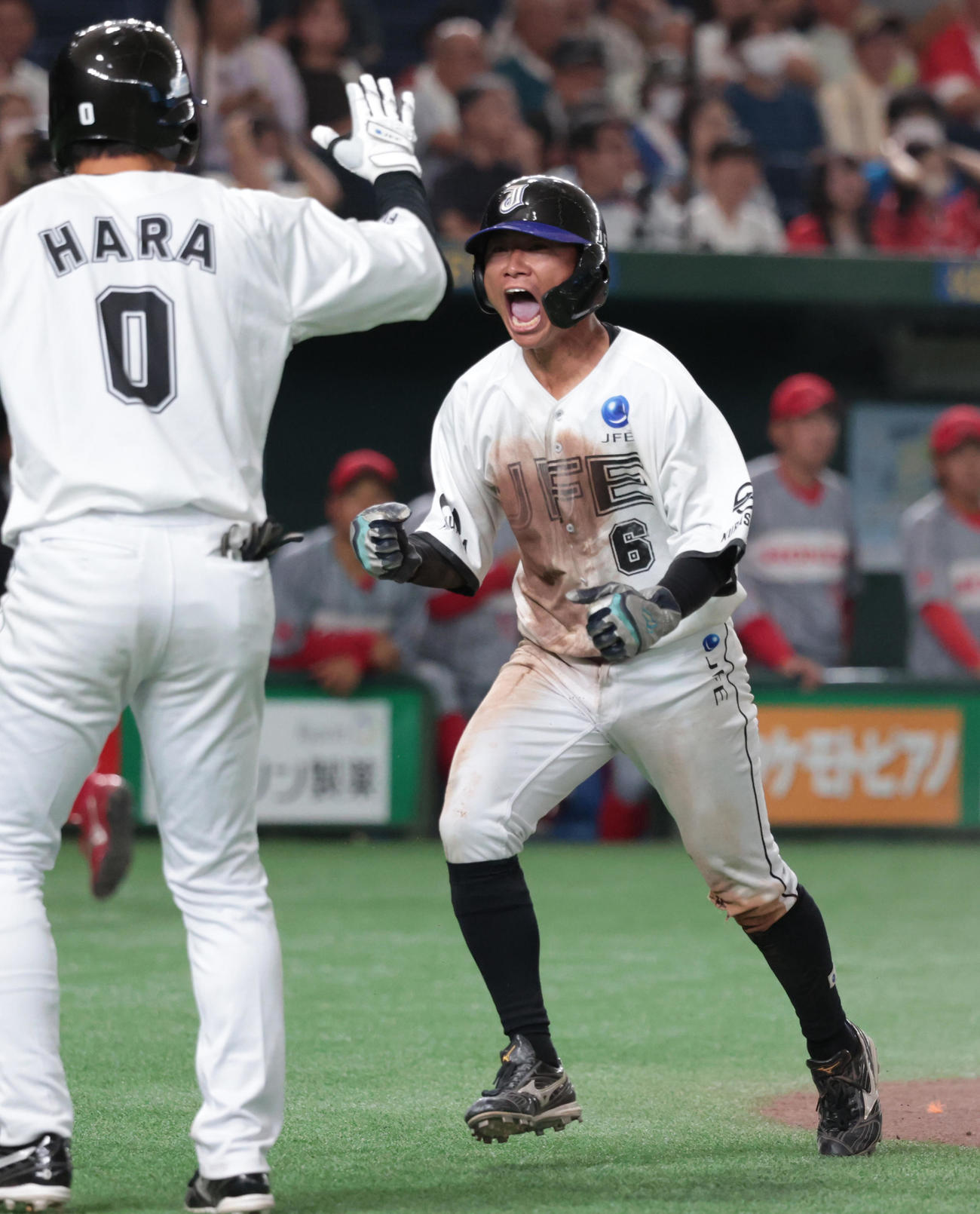 JFE西日本対ホンダ鈴鹿　8回表JFE西日本無死一、三塁、永山のスクイズで三塁走者河内が生還しガッツポーズする（撮影・柴田隆二）　　