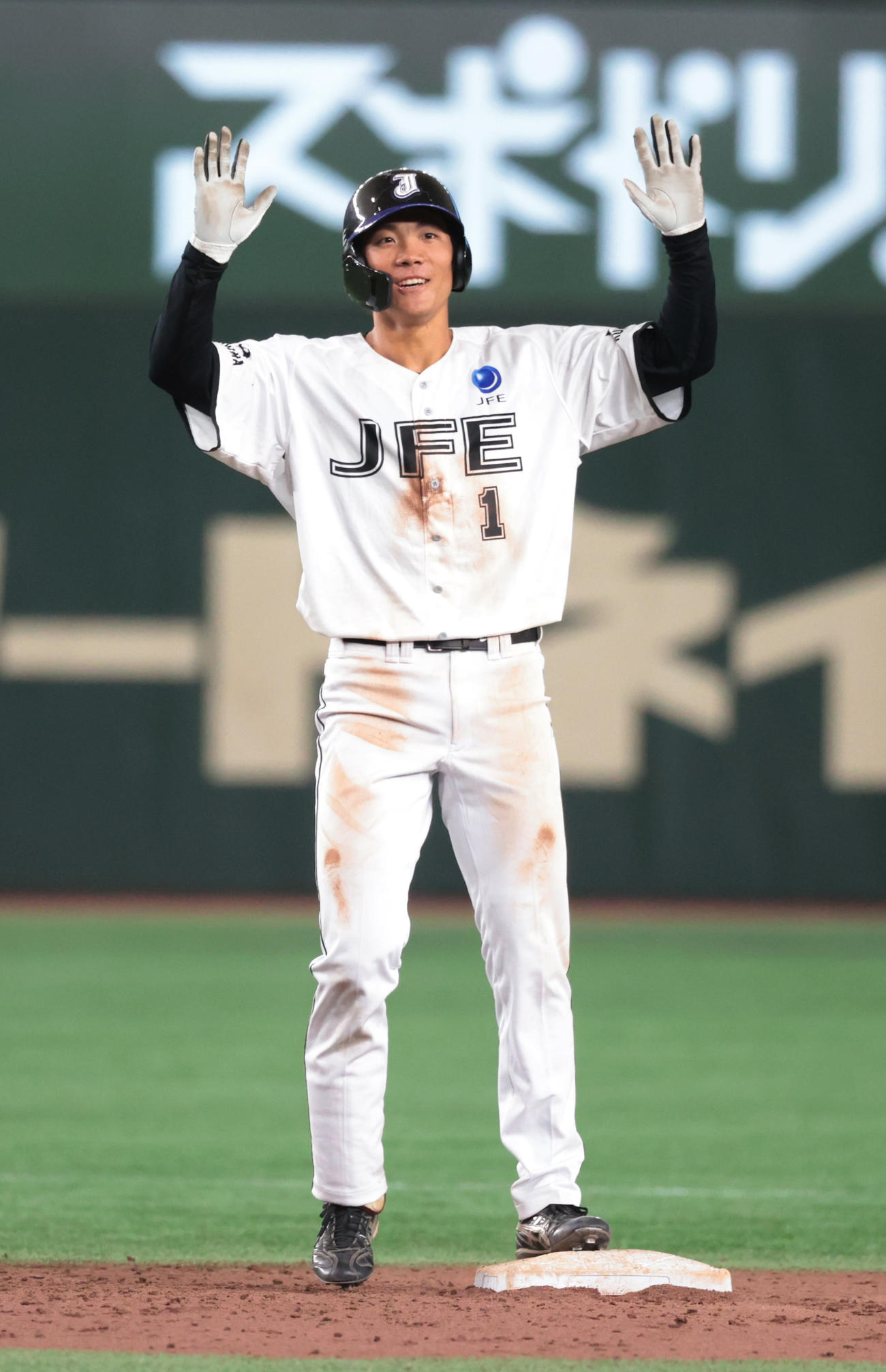 JFE西日本対ホンダ鈴鹿　9回表JFE西日本2死一、二塁、田中は左中間に適時二塁打を放ち喜ぶ（撮影・柴田隆二）　　