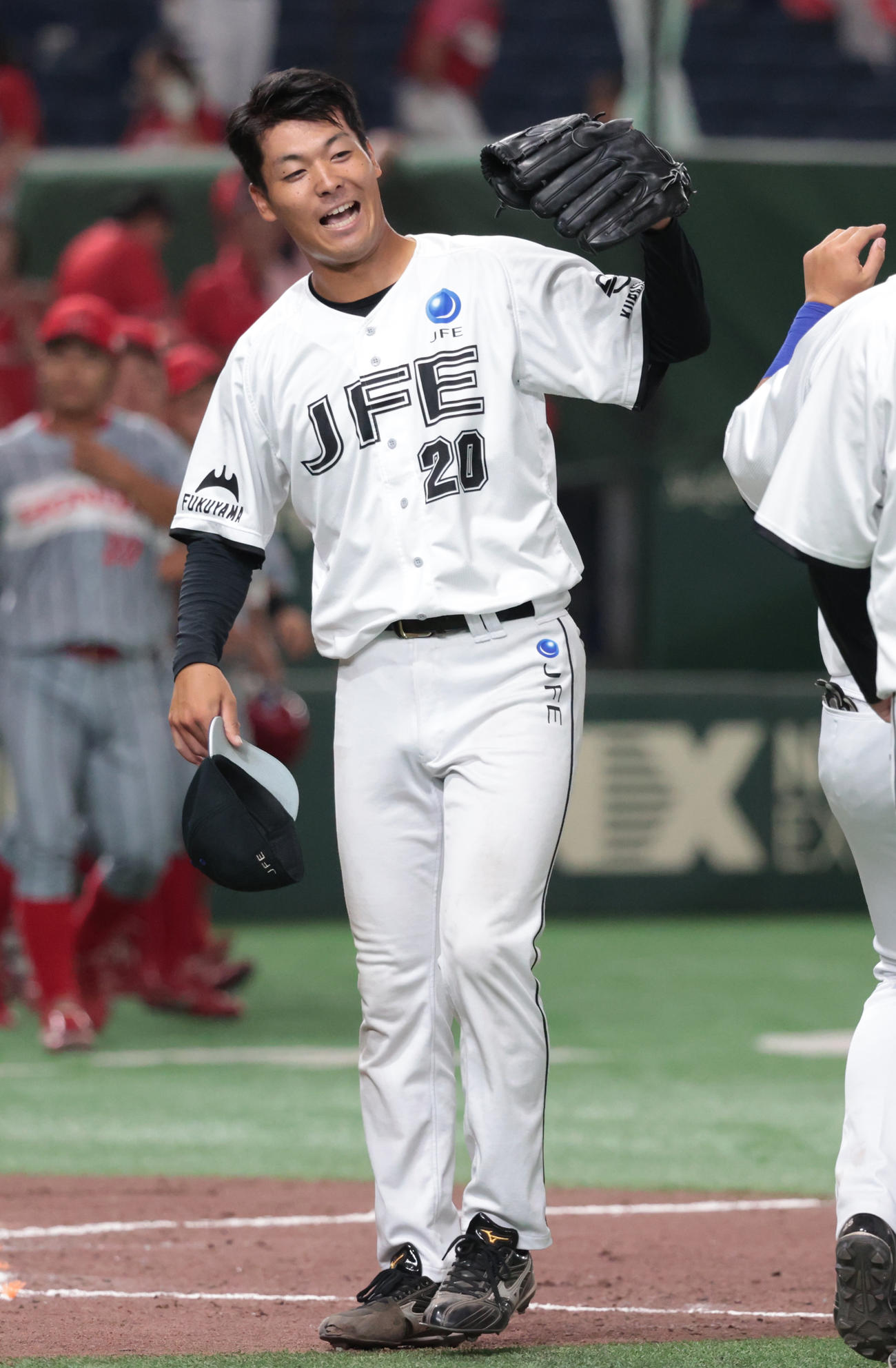 JFE西日本対ホンダ鈴鹿　8回から登板したJFE西日本・長野は勝利し喜ぶ（撮影・柴田隆二）　　