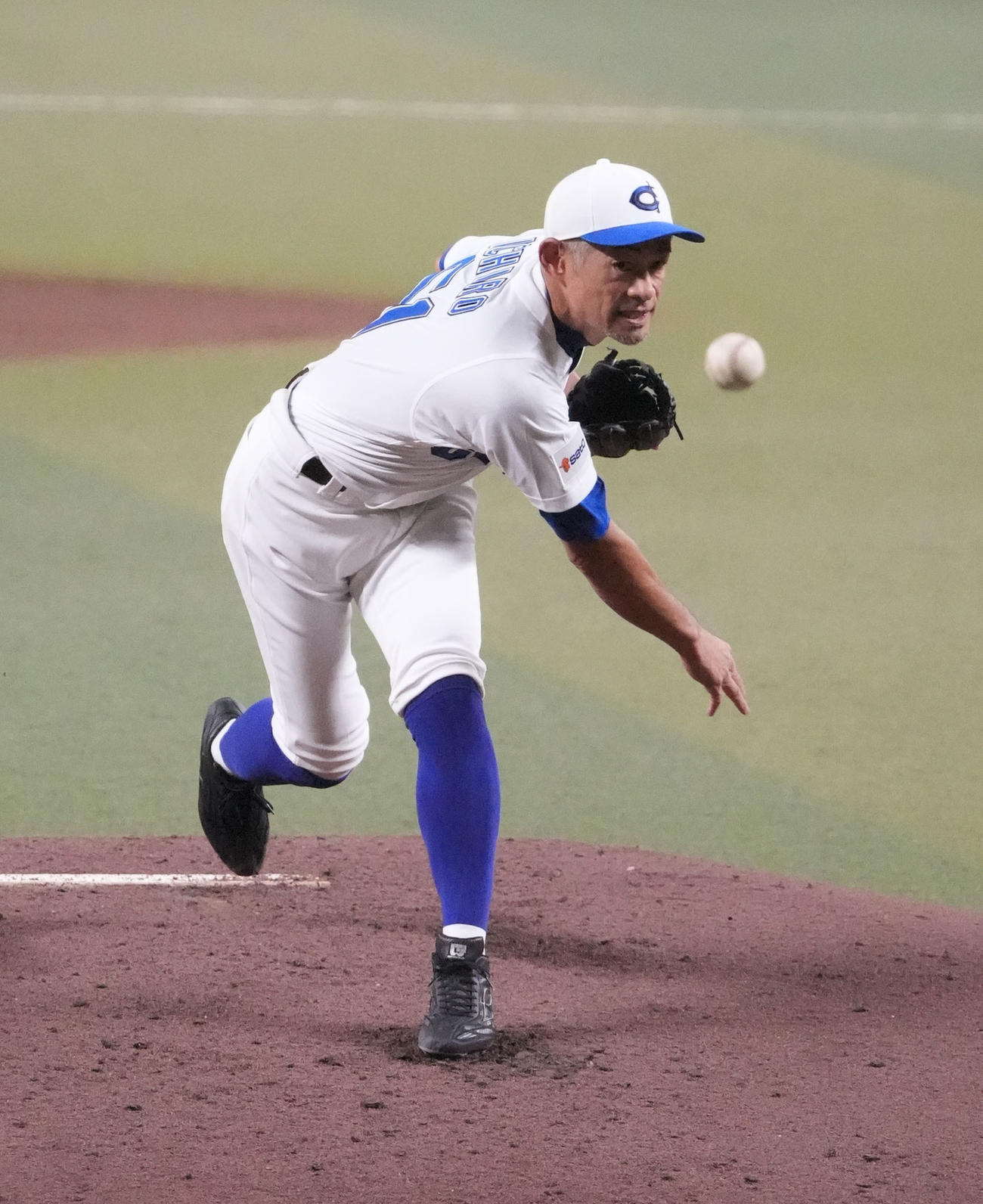 高校野球女子選抜対イチロー選抜　2回表、力投するイチロー選抜先発のイチロー氏（撮影・森本幸一）