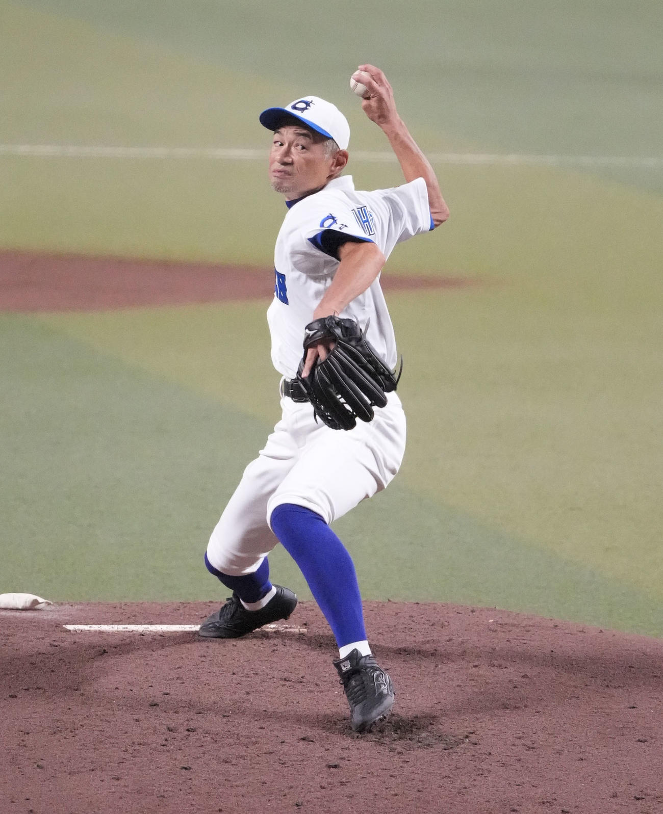 高校野球女子選抜対イチロー選抜　2回表、力投するイチロー選抜先発のイチロー氏（撮影・森本幸一）