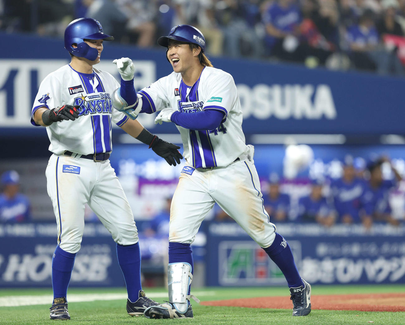 2025年8月29日、DeNA対中日　9回裏DeNA1死一塁、右中間2点本塁打を放ち、笑顔で生還する石上泰輝