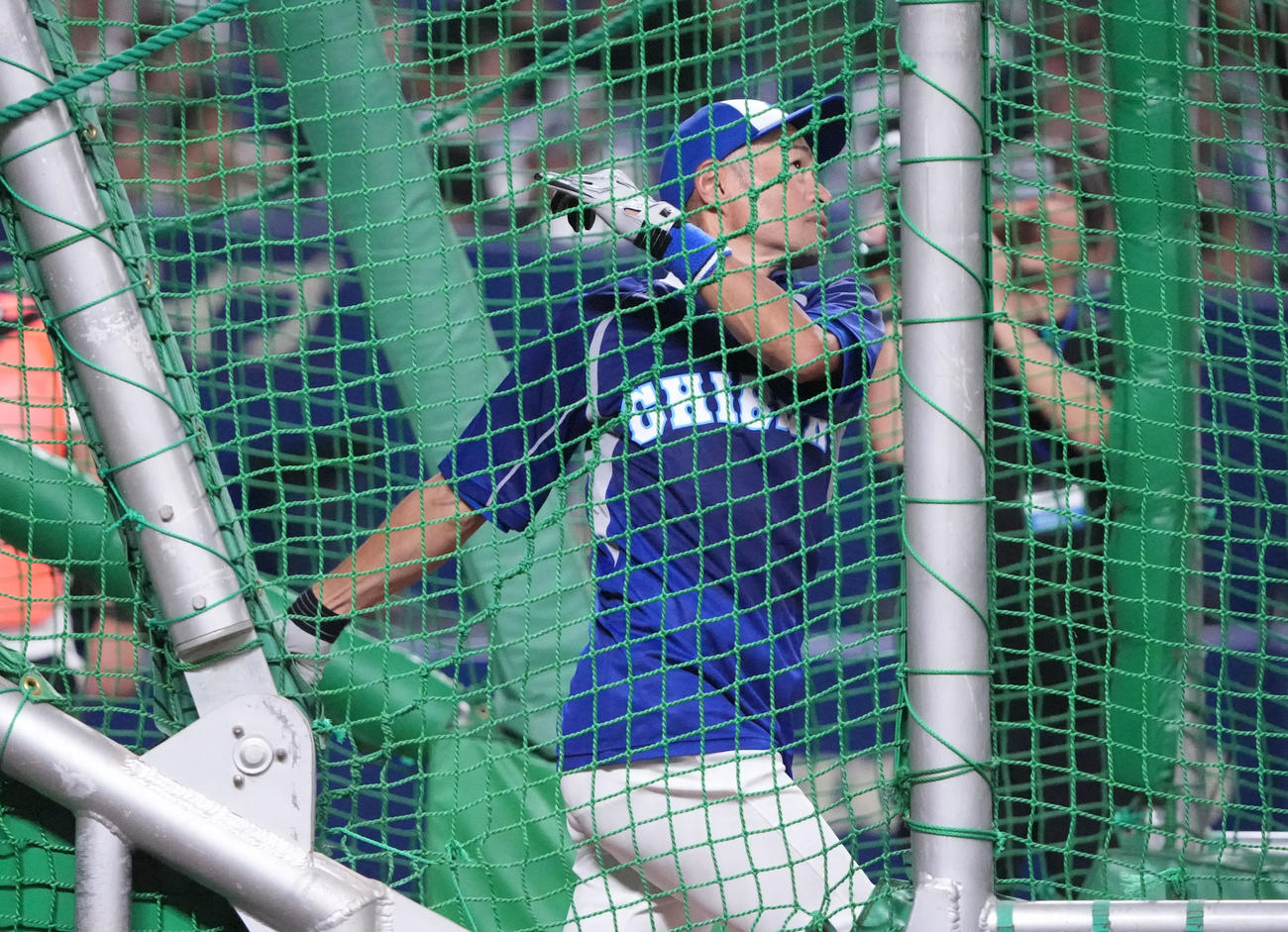 高校野球女子選抜対イチロー選抜　打撃練習をするイチロー氏（撮影・森本幸一）