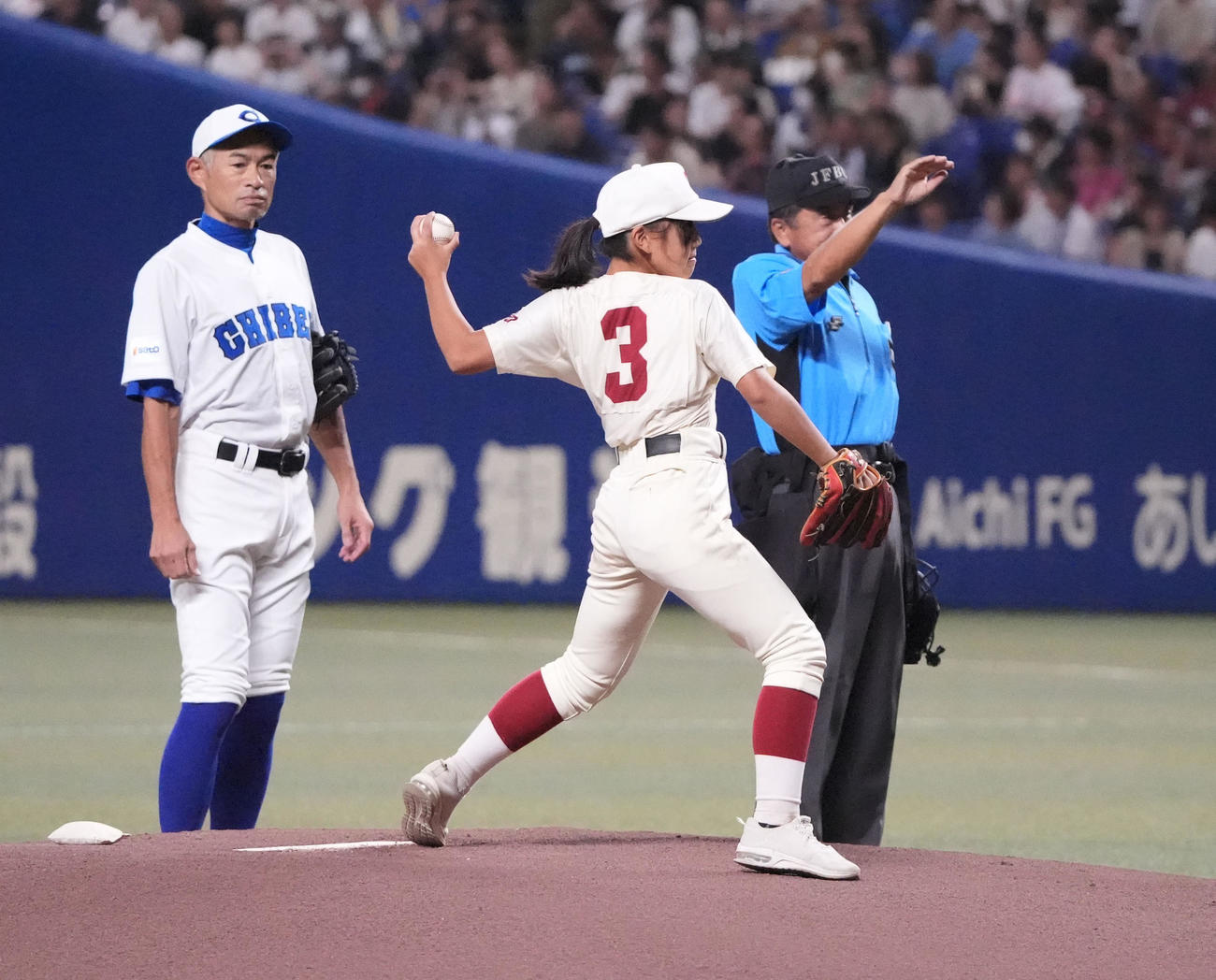 高校野球女子選抜対イチロー選抜　試合前、副島羽加さん（中央）が始球式を行う（撮影・森本幸一）