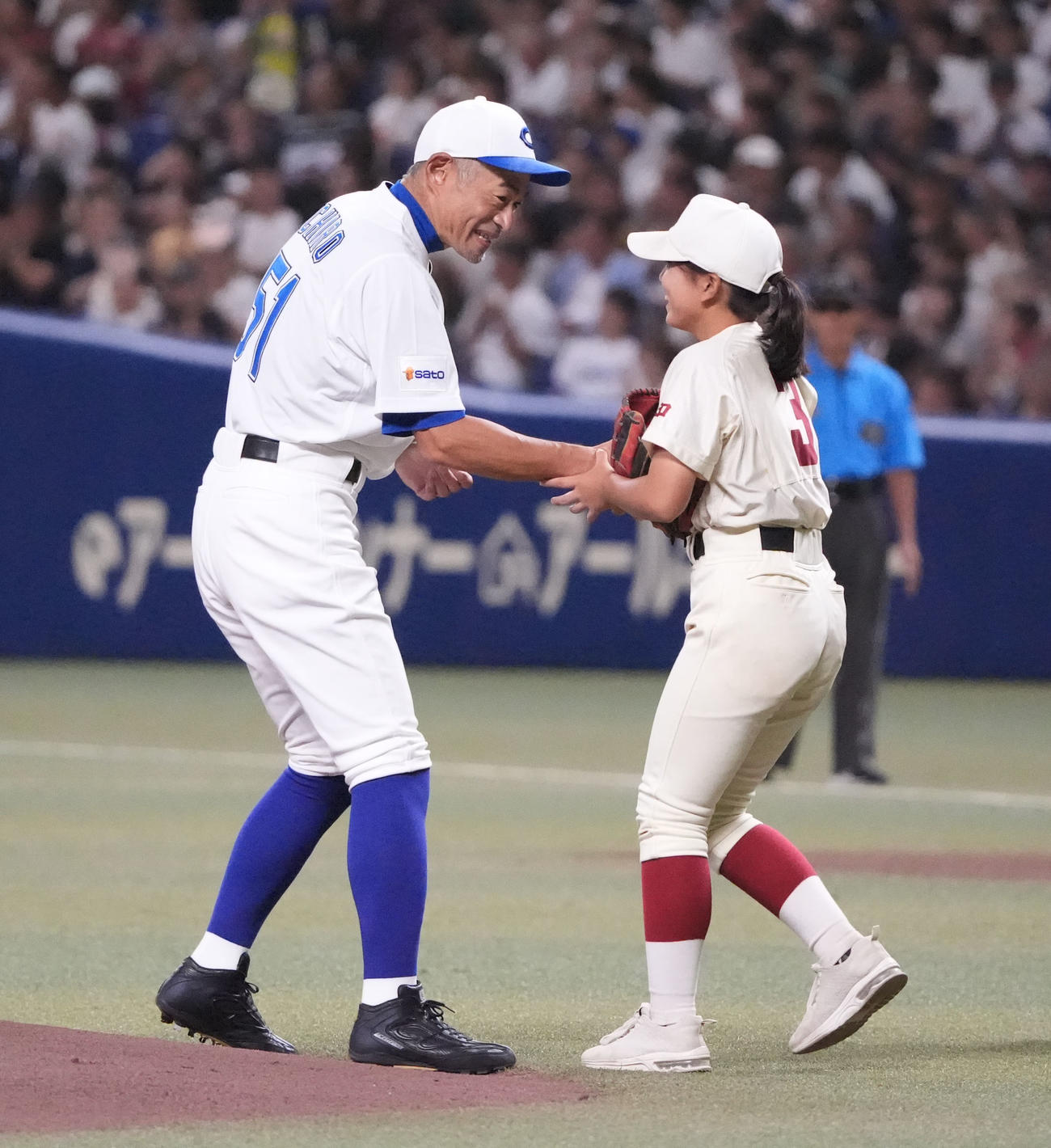 高校野球女子選抜対イチロー選抜　試合前、副島羽加さん（右）は始球式を行いイチロー氏と握手を交わす（撮影・森本幸一）