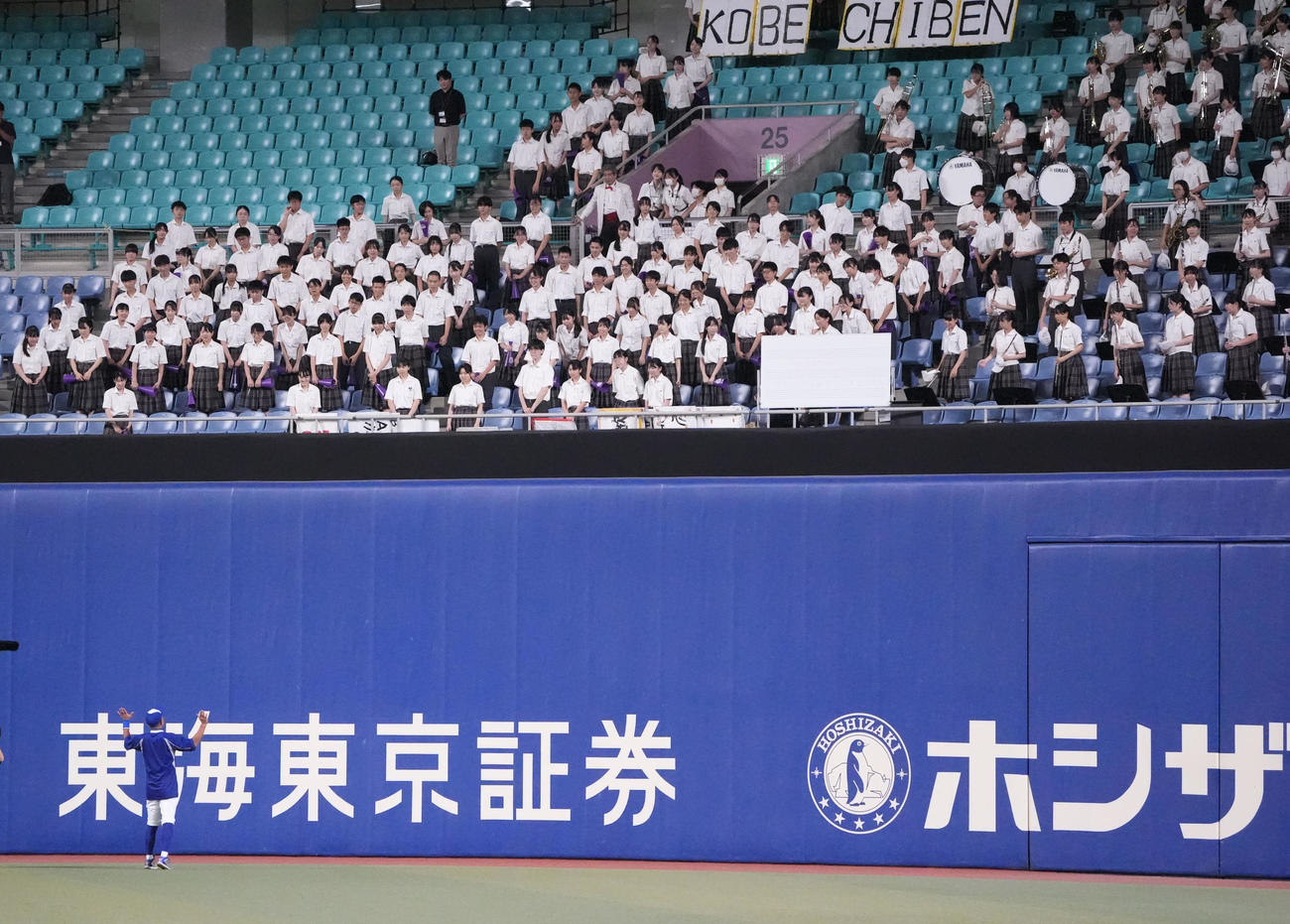 高校野球女子選抜対イチロー選抜　試合前、吹奏楽部にあいさつするイチロー氏（撮影・森本幸一）