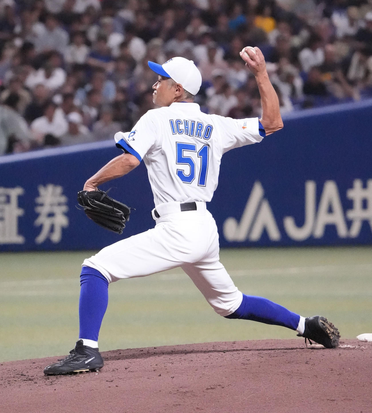 高校野球女子選抜対イチロー選抜　3回表、力投するイチロー選抜先発のイチロー氏（撮影・森本幸一）