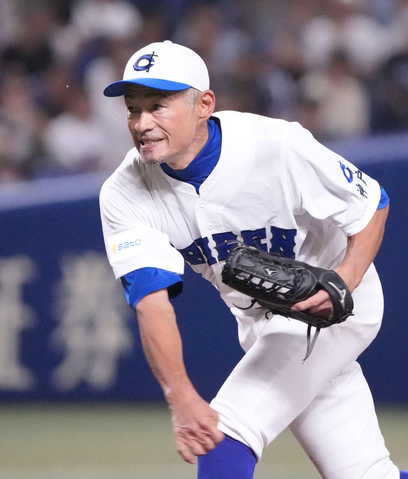 高校野球女子選抜対イチロー選抜　6回表、力投するイチロー選抜先発のイチロー氏（撮影・森本幸一）