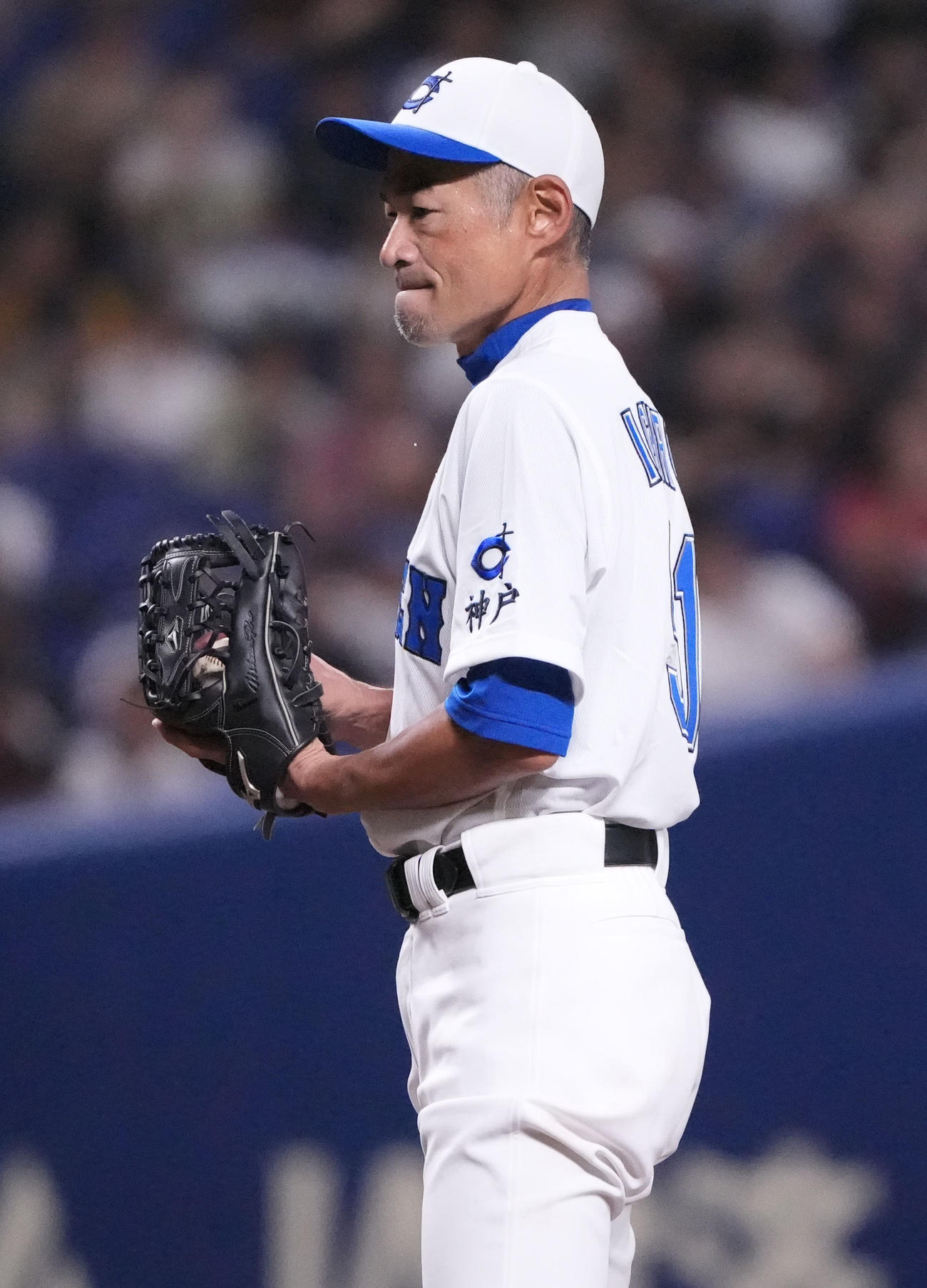 高校野球女子選抜対イチロー選抜　6回表、力投するイチロー選抜先発のイチロー氏（撮影・森本幸一）