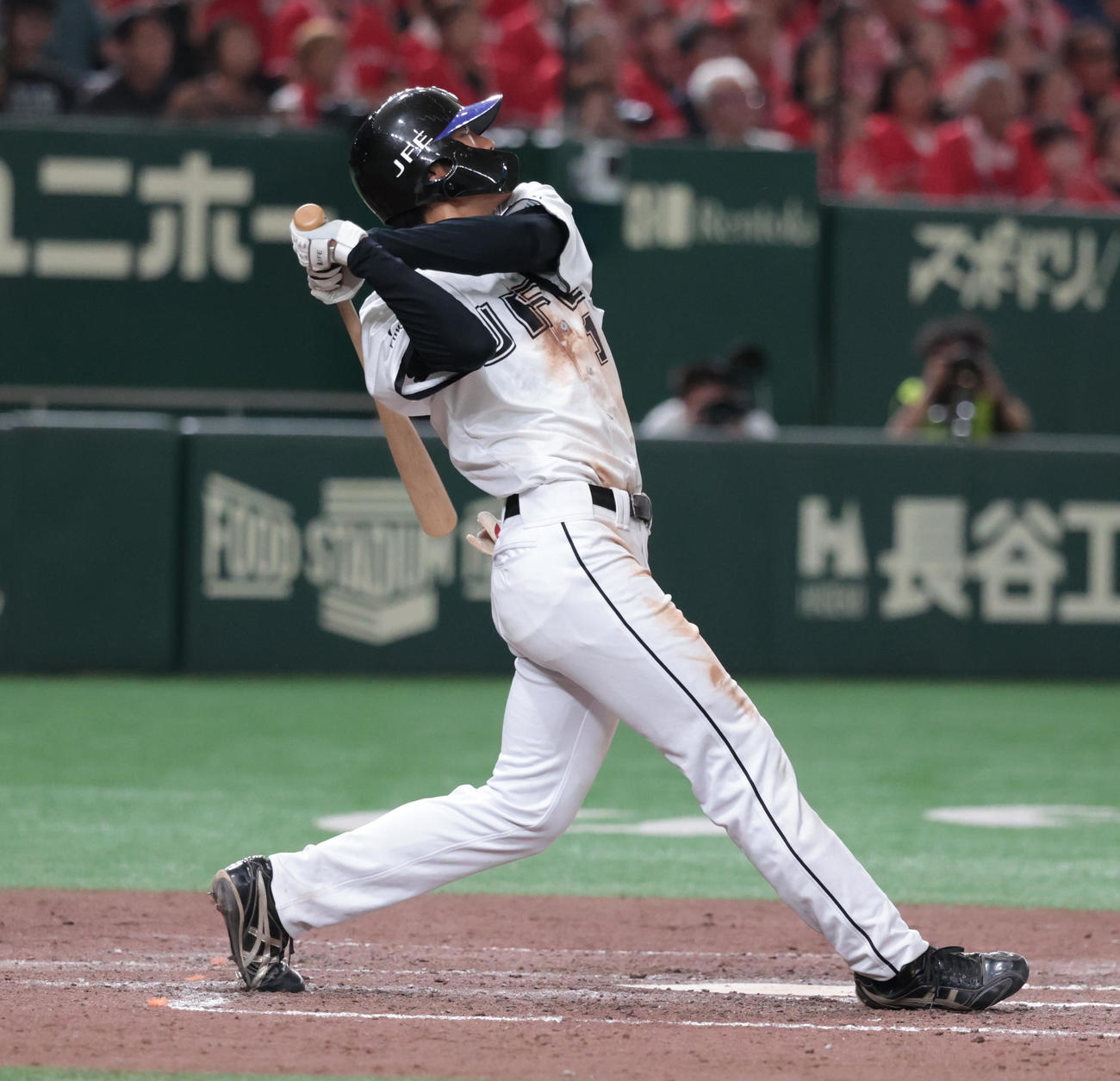 JFE西日本対ホンダ鈴鹿　9回表JFE西日本2死一、二塁、田中は左中間に適時二塁打を放つ（撮影・柴田隆二）　　