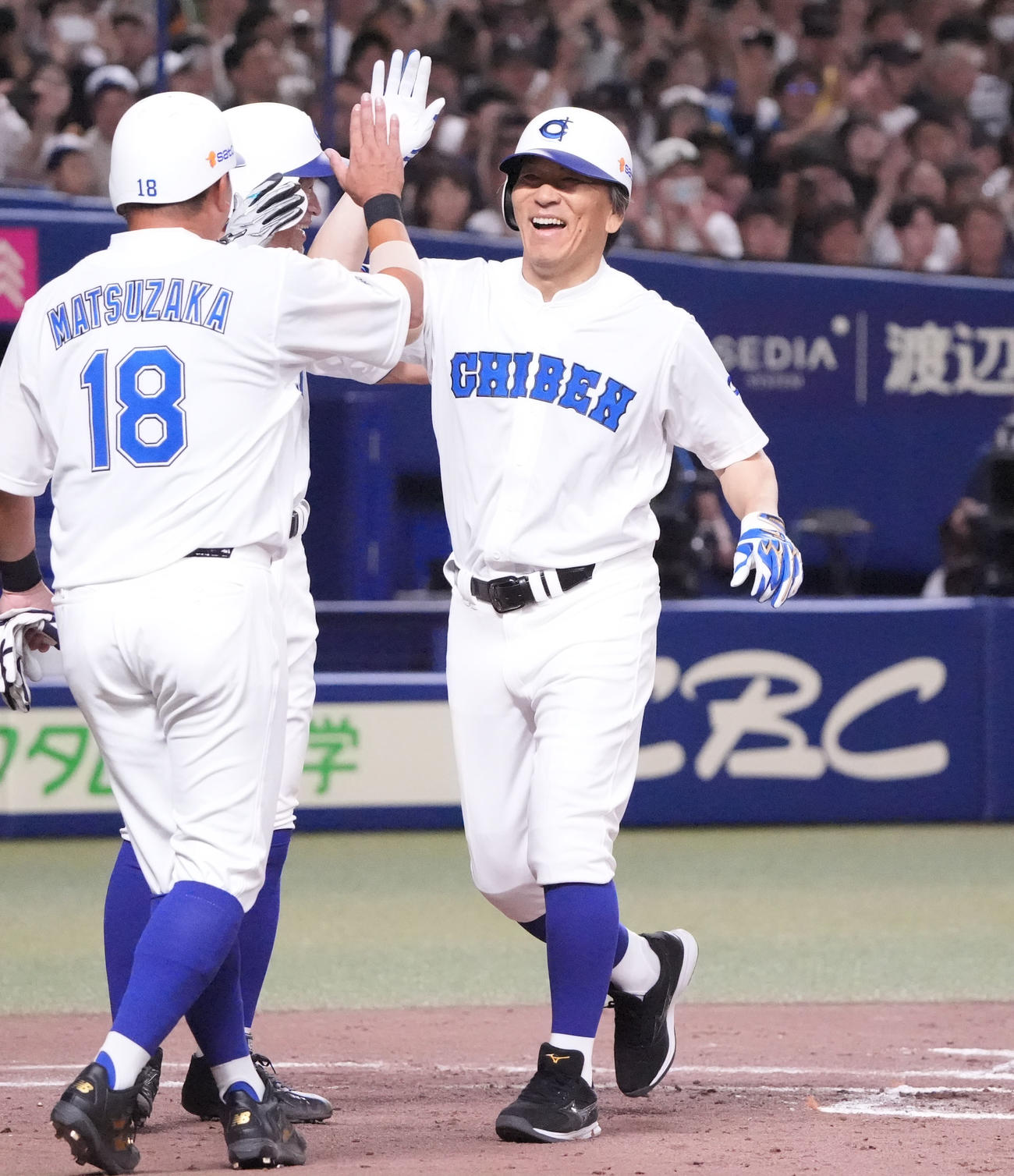高校野球女子選抜対イチロー選抜　3回裏イチロー選抜2死一、二塁、松井秀喜氏（右）は右越え3点本塁打を放ち生還しナインとタッチを交わす（撮影・森本幸一）