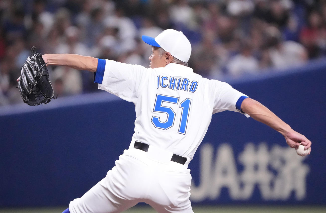 高校野球女子選抜対イチロー選抜　6回表、力投するイチロー選抜先発のイチロー氏（撮影・森本幸一）