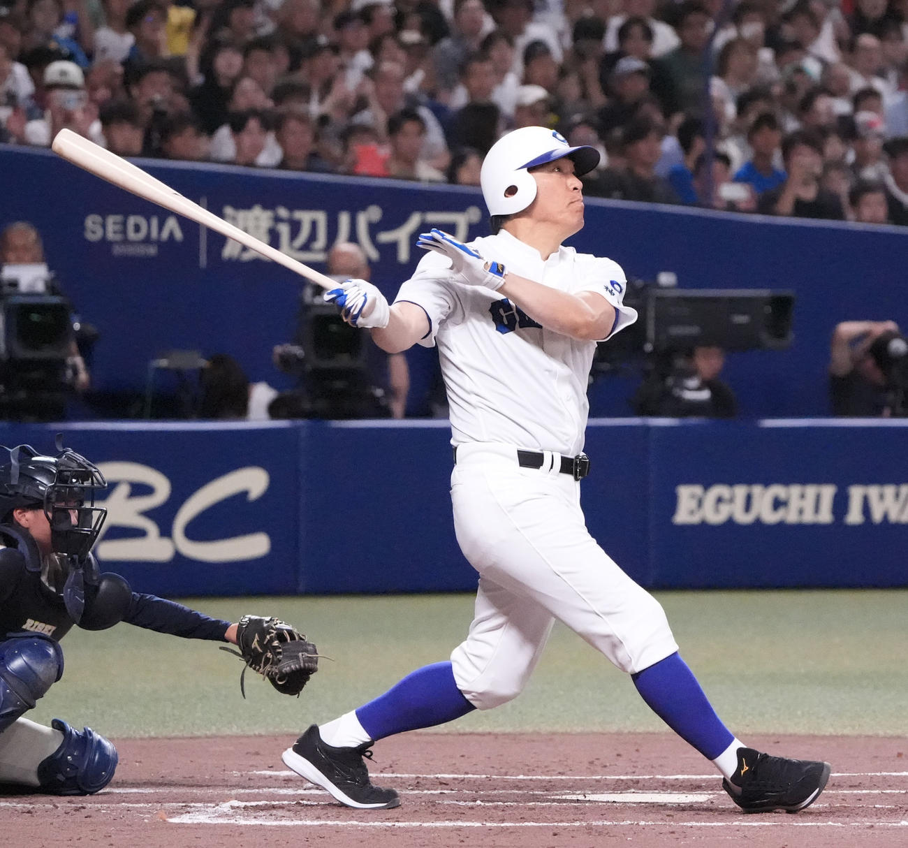 高校野球女子選抜対イチロー選抜　3回裏イチロー選抜2死一、二塁、右越え3点本塁打を放つ松井秀喜氏（撮影・森本幸一）