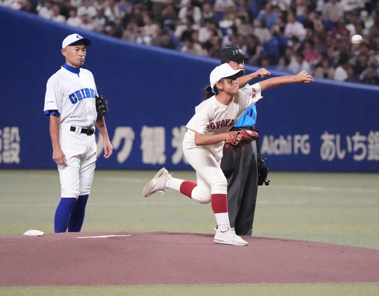 高校野球女子選抜対イチロー選抜　試合前、副島羽加さん（中央）が始球式を行う（撮影・森本幸一）