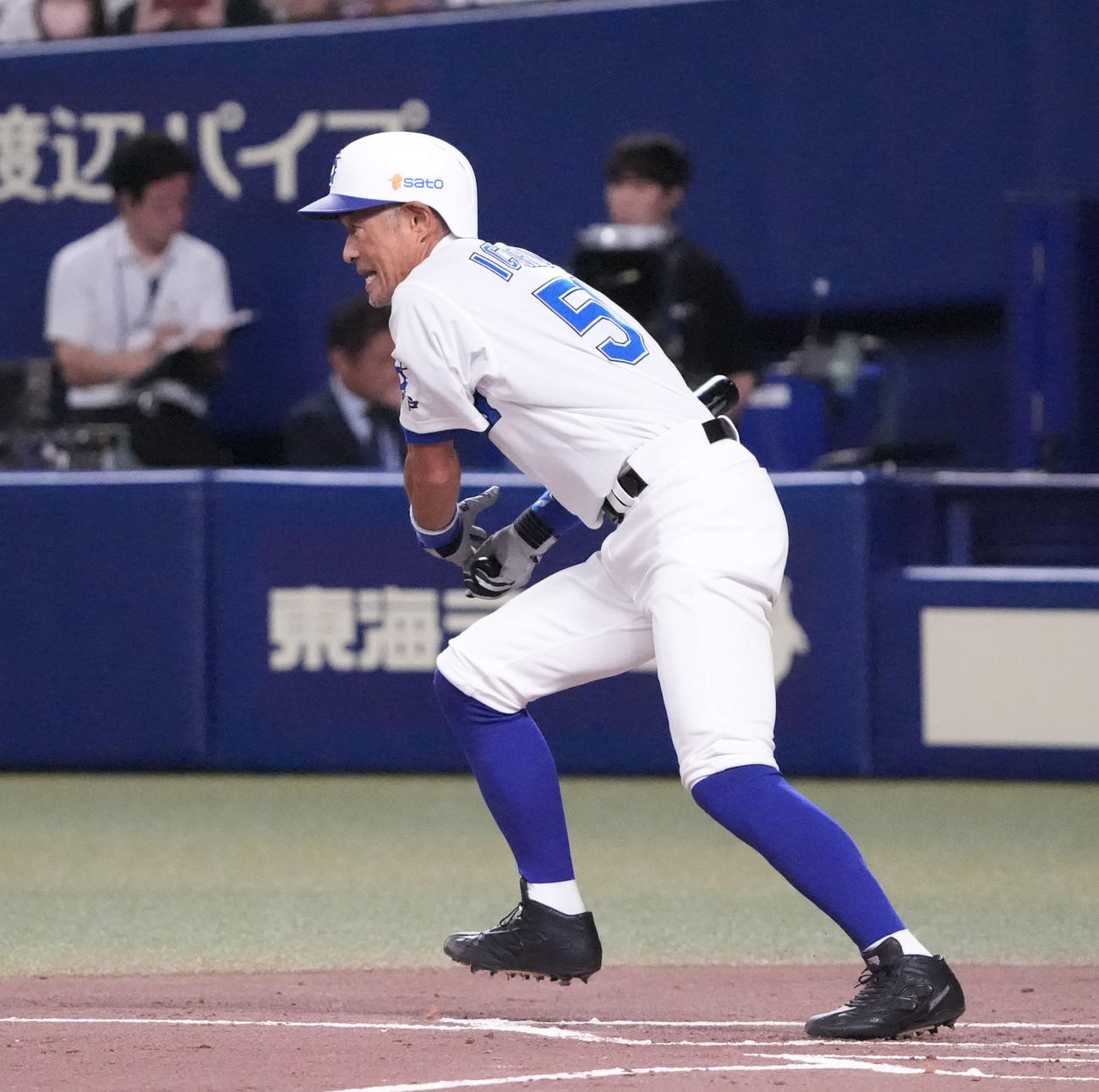 高校野球女子選抜対イチロー選抜　1回裏イチロー選抜無死、二ゴロに倒れるイチロー氏（撮影・森本幸一）