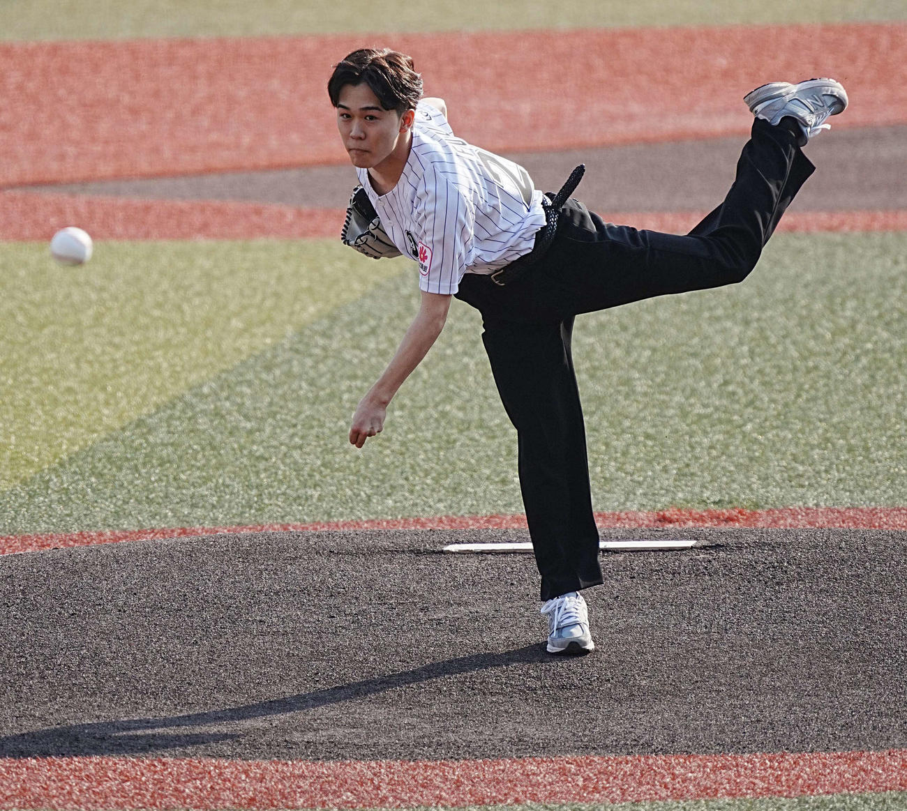 ロッテ対ソフトバンク　ファーストピッチセレモニーに臨む鈴木福（撮影・小沢裕）