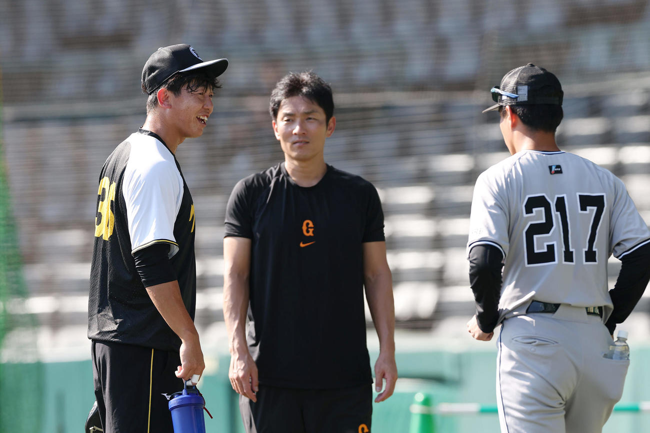 阪神対巨人　1軍に合流し、巨人のスタッフらにあいさつする阪神畠（左）（撮影・前田充）