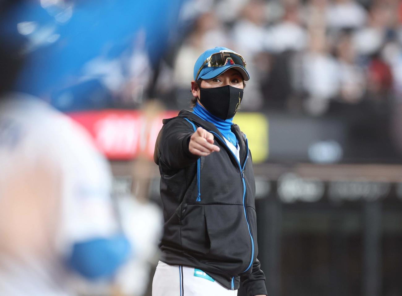 日本ハム対楽天　11回裏、代打を告げる新庄監督（撮影・黒川智章）