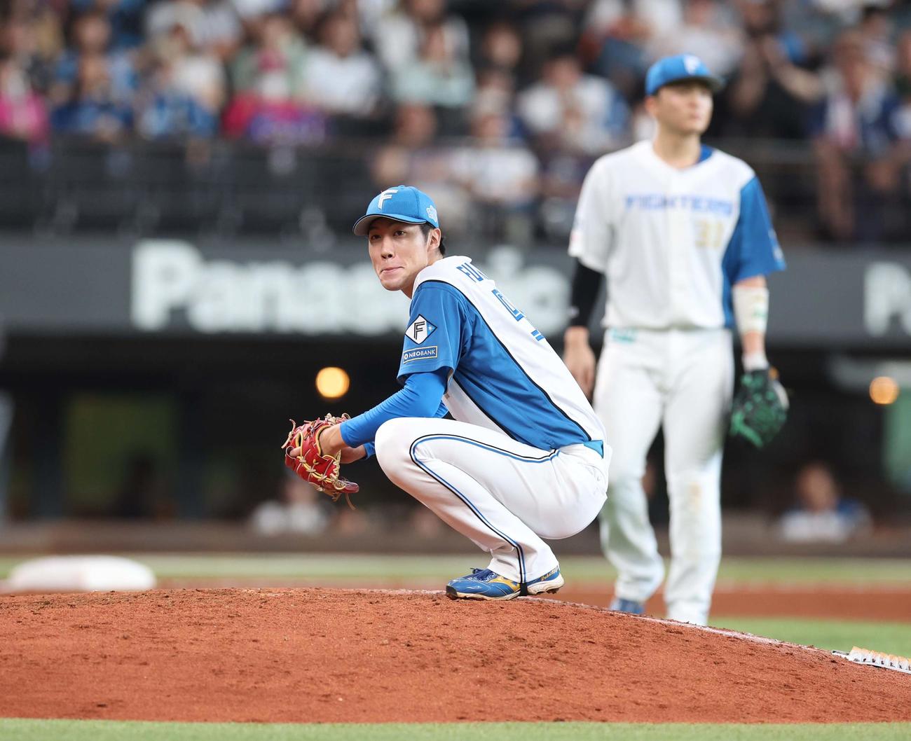 日本ハム対楽天　7回表、途中降板の福島（撮影・黒川智章）