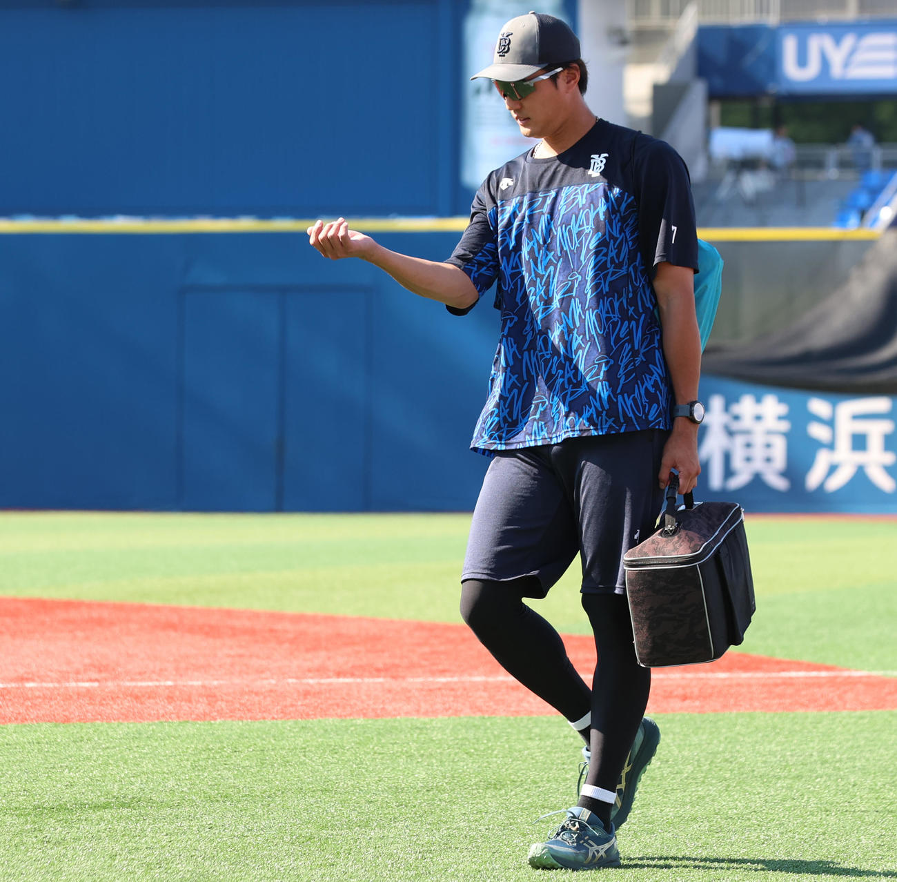 DeNA対中日　試合前、外野でのアップを終え引き揚げるDeNA藤浪（撮影・水谷安孝）