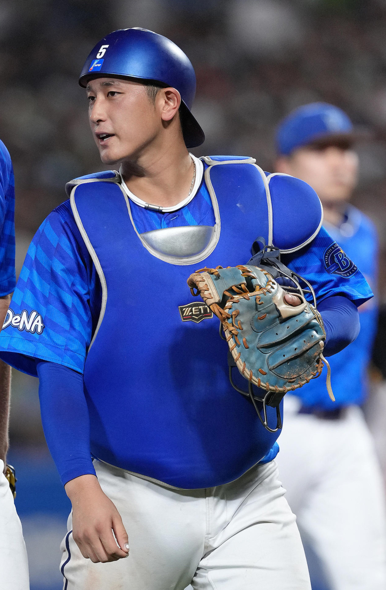ヤクルト対DeNA 6回を終えたDeNAバウアー（左）は松尾と会話を交わしながらベンチに戻る（撮影・足立雅史）