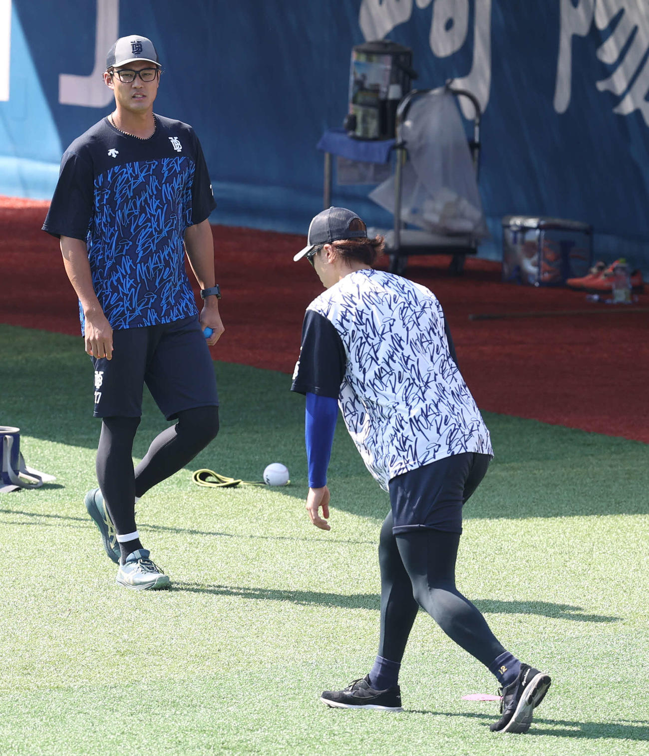 DeNA対中日　試合前、外野でアップを行うDeNA藤浪（撮影・水谷安孝）