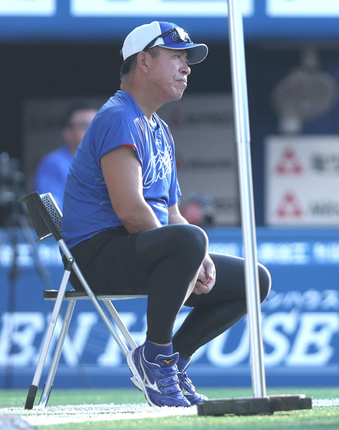DeNA対中日　試合前、練習を見守る中日井上監督（撮影・河田真司）