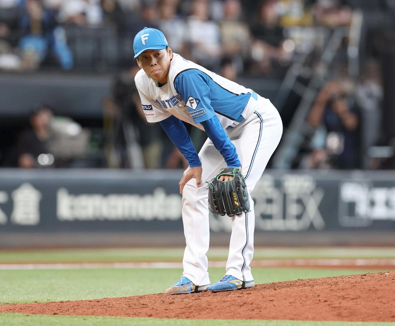 日本ハム対楽天　11回表楽天1死、中島に右越え本塁打を浴びる杉浦（撮影・黒川智章）