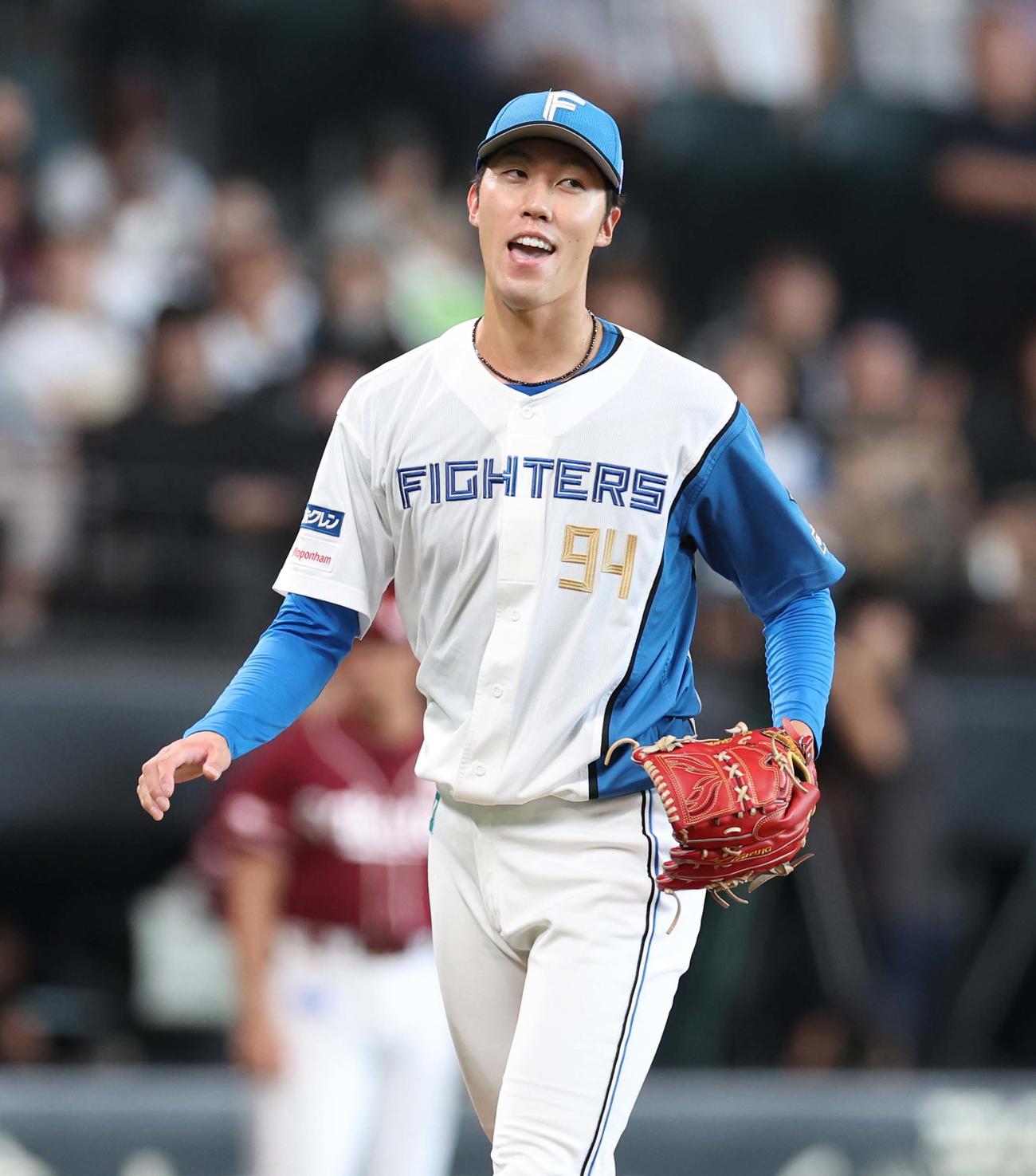 日本ハム対楽天　4回表、打者を3人で抑え笑顔の福島（撮影・黒川智章）