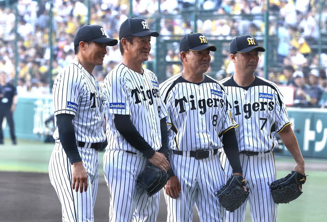 阪神対巨人　ファーストピッチを終え、記念写真に納まる左から糸井嘉男氏、片岡篤史氏、福留孝介氏、西岡剛氏（撮影・藤尾明華）